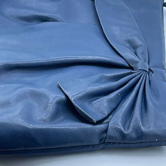 Vintage faux leather blue bow shoulder bag. - Picture 3 of 9